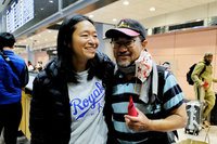 美伊開戰首架杜拜班機抵台　旅客開心接機者泣不成聲