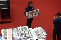 政院不副署衛廣法等修法　藍籲懸崖勒馬、白批行政權獨大