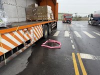 台南仁德聯結車化學物掉落洩漏　消防局清洗除污