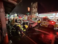 宜蘭市賓士車追撞多輛汽機車　1人命危3人受傷