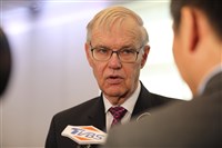 卜睿哲：北京可能促川普克制對台軍售、公開反台獨