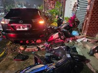 台中轎車撞貨車後失控撞10機車 駕駛徒步肇逃遭鎖定