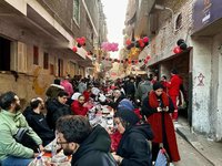 埃及1公里長餐桌  齋月望日歡樂開齋頌揚濟貧團結