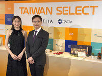 矢田亞希子站台東京食品展台灣館　嚐鳳梨漢堡讚不停