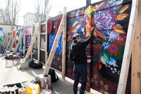 一起噴灑  40位巴黎女塗鴉藝術家點亮安置中心