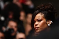 蕾哈娜加州豪宅遭人連開多槍子彈穿牆　幸無人傷亡