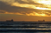 荷莫茲海峽附近傳電子戰干擾　出現圓形及倒Z形異常船陣