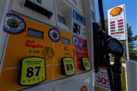 中東戰爭衝擊全球經濟　油價股市與航運情勢一覽