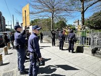 新黨游智彬赴民進黨中央丟雞蛋　警架離偵辦