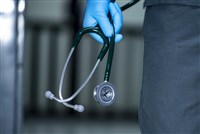 看病太貴　調查：1/3美國人稱曾為醫療費用勒緊褲帶