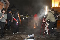 西藏抗暴日晚會遭擲鞭炮　人權團體：典型跨國鎮壓