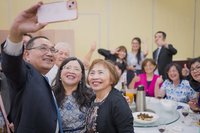 侯友宜率團訪澳洲  布里斯本僑宴受歡迎逐桌自拍