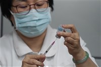 作家之女接種AZ罹漸凍症？疾管署：因果關係難證實