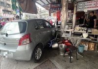 小客車衝入北市信義區麵店　2人受傷送醫