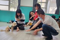 「毛老師」助慢飛兒　伊甸動物輔療課邀家長共學