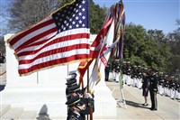 高市早苗訪阿靈頓公墓　川普促日本分擔荷莫茲海峽維安