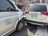 北市復康巴士連撞18車無人傷　駕駛稱暈眩釀禍