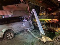 恆春男酒駕高速撞進吊車行不治　殃及犬隻傷重亡