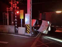 新埔站長早退駕車闖平交道肇事　台鐵記2大過免職