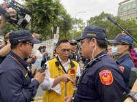 京華城等案一審宣判 場外小草和反對者零星衝突