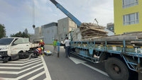澎湖騎士受困貨車底　吊車路過即時救援