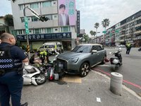 台中轉彎車碰撞再衝待轉區　多輛機車遭殃5人傷