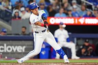 岡本和真MLB首秀雙安跑回致勝分　藍鳥贏得開幕戰