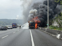 國1五楊高架遊覽車起火　25人逃生1人送醫