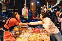 蘇巧慧、李四川展開陸戰　勤走基層拚支持