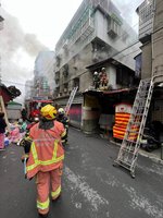 新北土城民宅火警救出3人　客廳起火原因待查