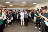 總統訪亞太棒球場　雄鷹休息室同框明星臉日籍教練