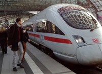 德鐵虧損嚴重長期誤點　交長示警恐造成民主危機