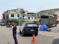 高雄左營路口大貨車右轉碰撞機車　騎士摔車遭輾亡
