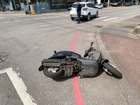 花蓮縣長參選人游淑貞開車擦撞機車  騎士擦傷