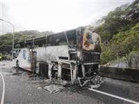 國道遊覽車起火　車齡7年有汽燃費與違規未結紀錄