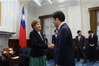 牛軋餅酥片招待美參議院訪賓　總統：專屬台灣甜蜜