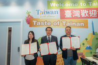 黃偉哲參加英國食品飲料展　見證簽署合作備忘錄