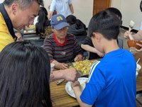 金門清明拭餅飄香　社區長者帶學生體驗傳統習俗