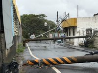 粗心駕駛吊臂拉斷電桿桃園市460戶停電　台電搶修