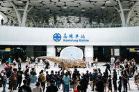 高雄車站恐龍快閃吸睛　預告兒童節「恐龍酷樂園」