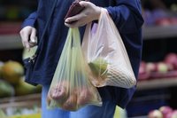 塑膠袋缺貨潮　鄭麗君：公平會已立案調查聯合行為