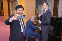 林佳龍晚宴歐洲議會團　議員彈琴傳達從容面對未來