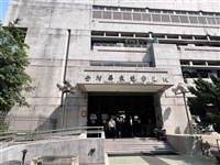 前恆春員警持警棍戳竊嫌致脾臟傷不治　遭判6年4月