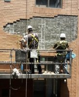 修外牆或裝電梯遭違建卡關　北市府：優先查報拆除