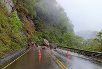 苗栗頭份老翁遭大雨積水圍困　消防橡皮艇救援