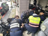 桃園醉男揮舞西瓜刀上街叫囂　楊梅分局6警壓制法辦