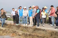 苗栗暴雨後龍瓜田農損　鍾東錦勘災允助復耕