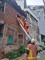 新北土城磚造老屋頂瓦片突坍落　警消救出1人送醫