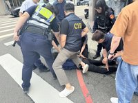 苗栗竹南男子街頭持刀揮舞嚇壞眾人　警壓制送辦