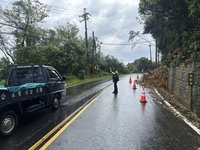 桃園龜山大坑路邊坡土石滑落　員警交管市府搶修